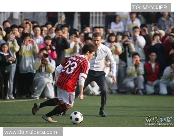 足球明星女儿展现惊人球技精彩踢球视频引发热议与关注